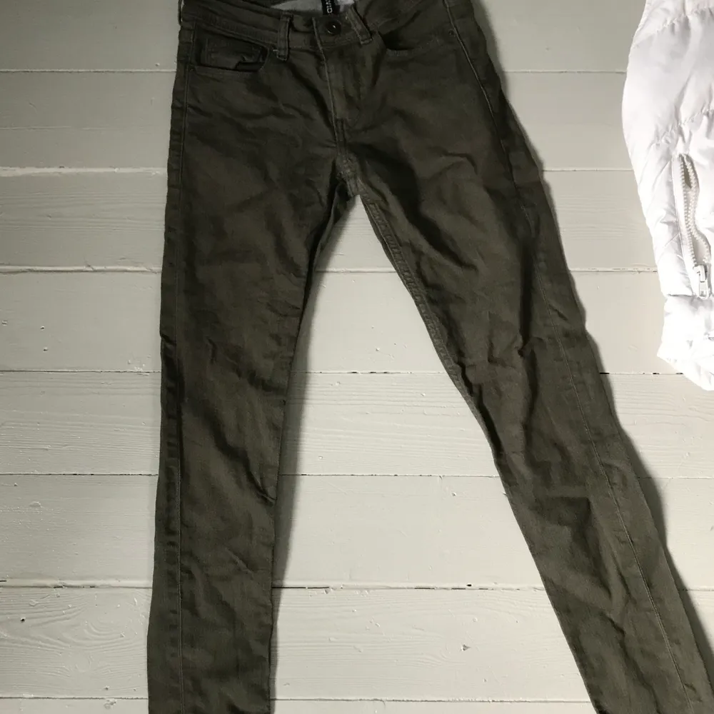 Jätte fina gröna jeans i storlek 34! . Jeans & Byxor.
