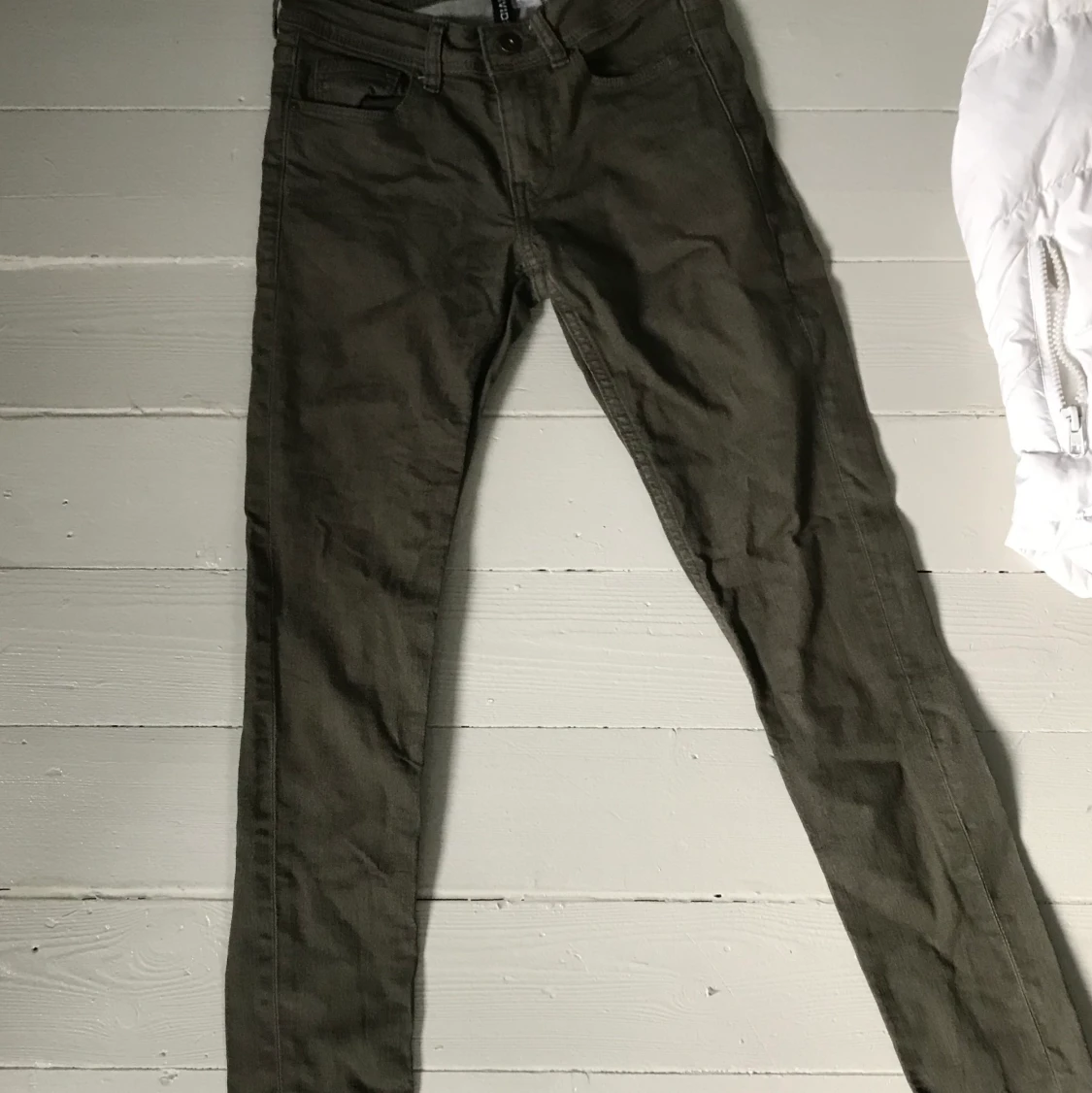 Mörk gröna jeans