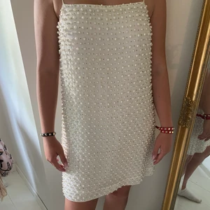 Vacker klänning! - Super fin klänning med pärlor på! 