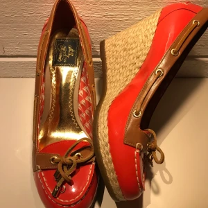 Kilklack rödoranga 36 - Supersnygga kilklack i stl 36, men är mera en 37