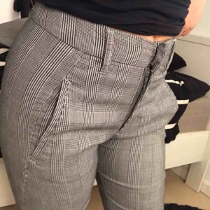  - Grå-rutiga kostymbyxor. Står storlek 32 men skulle nog passa 36!  Köparen står för frakten 💕