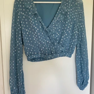 Kort blus - En kort tröja från Gina Tricot, storlek 34, endast använd ett par gånger, köparen står för frakt