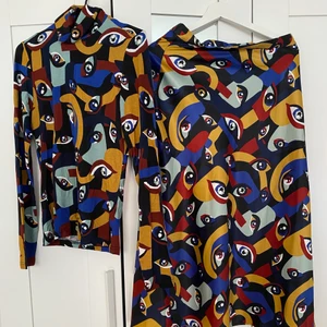 Mönstrat set, polo & kjol - Superfint set i mixade material i mycket gott skick som tyvärr inte används så mycket längre, hoppas de kan få lite nytt liv hos någon annan!