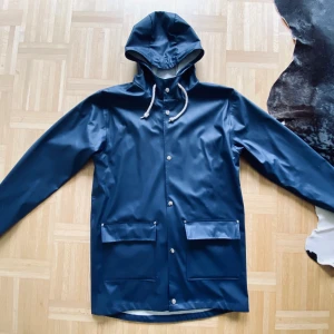 Regnjacka  - Marinblå regnjacka från Lager157. Sparsamt använd, bra skick ✨ Köparen betalar frakt. 