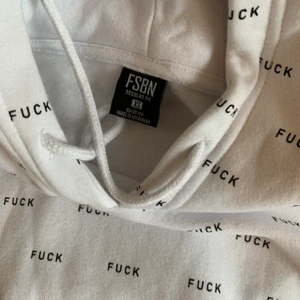 Hoodie - fuck - herr/dam - xs - Hoodie köpt på new yorker på herravdelningen! Storlek xs! Passar både dam och herr! 200 ik frakt!