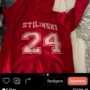 Teen wolf hoodie stilinski 24 - Otroligt skön använt 2 gånger säljer för att den e för stor betala med swish 