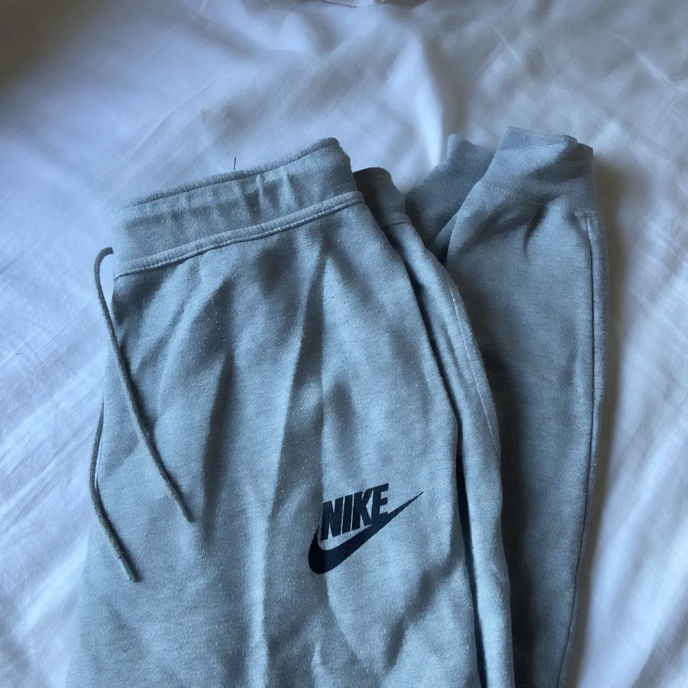 Sparsamt använda! Nike sportswear. Jättefin detalj om man viker upp byxorna!!🥰 fri frakt vid smidig affär!. Jeans & Byxor.