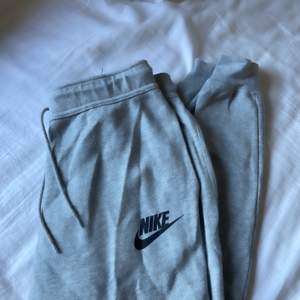 Sparsamt använda! Nike sportswear. Jättefin detalj om man viker upp byxorna!!🥰 fri frakt vid smidig affär!
