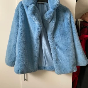 Jacka  - Super fin jacka från Gina, använd ett fåtal gånger. Köparen står för frakten! Storlek 34 