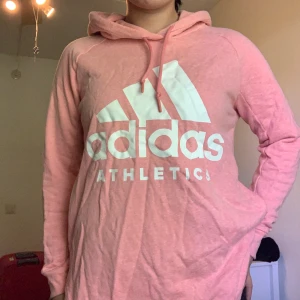Adidas athletics hoodie  - En superskönt adidas Hoodie som jag knappt använt.