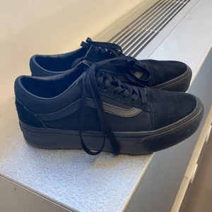 Vans  - Svarta vans i grymt bra skick ! Frakt tillkommer 