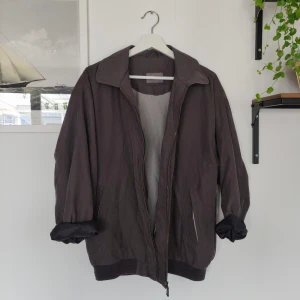 Grön "gubbjacka" - Oversized tunn jacka. Perfekt för layering. Den är lite grönare i verkligheten. Finns en liten fläck på axeln men inget som stör. Frakt tillkommer