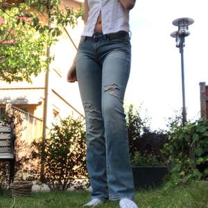 Sjukt snygga jeans i low waist modell med slitningar på benet och lite utsvängda ben! Modellen är 175cm vilket gör att Jeansen passar till olika längder! Midjan är 25 men Passar Modellen som är mellan 26/27 , köparen står för frakt!🥰