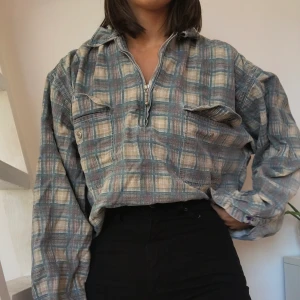 Tjocktröja - Svincool tjocktröja från okänt märke. Visas på en s men passar även xs och m beroende på vilken passform man vill ha. Har några färgfläckar men inget som stör. Buda i kommentarerna. Man vinner budgivningen om ingen budar mer på över 24h