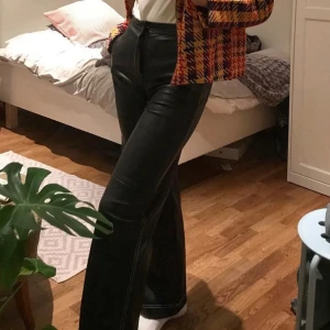 Skinnbyxor från Zara, strl xs - Skitsnygga (inte äkta) skinnbrallor från zara m. Vita sömmar! Älskar dessa men har tyvärr växt ur dom :/ mycket fint skick!!💓.                                                BUDA!!
