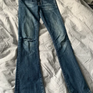 Jeans - Säljer mina bootcut jeans från crocker som har ett hål på ena knät. Storlek 24/32, motsvarar en XS. Frakt tillkommer 