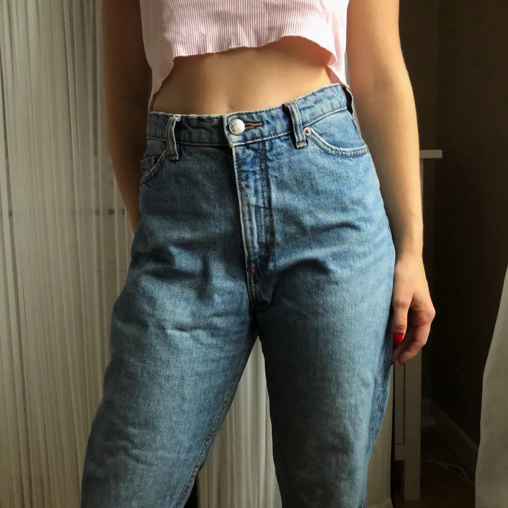 Mom-jeans från monki. Storlek 26 i midjan och passar en S/M. Bra skick! Startpris 60 kronor eller budgivning i kommentarerna. Kund står för frakt! ❤️ . Jeans & Byxor.