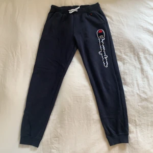 Champion mjukisbyxor  - Denna plagg fick jag i julklapp då den var för liten och därför använts cr 3 gånger. Storlek XL i barn storlekar 