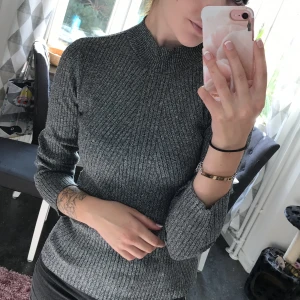 Grå long sleeve - Jätteskön tröja! Är använd men i gott skick✨ frakt ingår i priset!😜