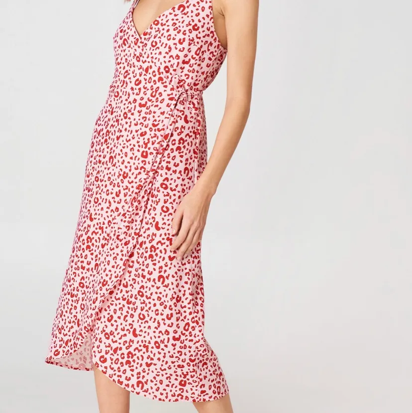 🍓👛🌷 säljer min rosaröda klänning i leopard för 200kr, köparen står för frakten 🥰. Klänningar.