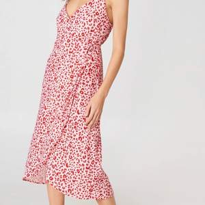 🍓👛🌷 säljer min rosaröda klänning i leopard för 200kr, köparen står för frakten 🥰