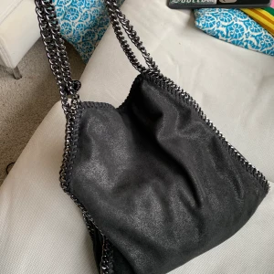 Äkta Stella McCartney väska - INTRESSEKOLL på min snygga och äkta Stella McCartney väska. Den är så trendig och passar till nästan allt!💗 skriv om ni är intresserade