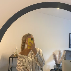 Randig skjorta  - Randig skjorta från hm i storlek 34, super snygg och användbar! Säljer för 70kr + frakt!