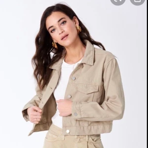 Jeans jacka Gina tricot  - Jeans jacka från Gina tricot storlek 36. Bara använd ett par få gånger så ser ut som ny 