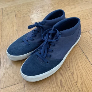 Mörkblåa converse - Säljer dessa mörkblåa converse. Är ganska använda men är i gott skick, kan skicka fler bilder om det önskas. Kan mötas upp eller så står köparen för frakten🤗