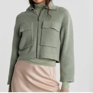 Grön kofta/jacka - Populär och trendig kofta från Gina i felfritt skick! Använd Max 2 gånger :) tror att storleken är S men den passar både mindre och större💖 frakt är inräknat!