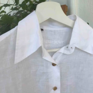  - Säljer en nästintill oanvänd vit linneskjorta från Barbour. Figursydd! Kan mötas upp i Slussen, Stockholm, annars fraktar jag för 44kr. Tar endast swishbetalning, du betalar efter att jag har skickat bild på paketet med frimärken på. 
