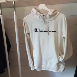 Vit champion hoodie - Säljer min vita champion hoodie då den inte kommer till användning. Knappt använd så den är i väldigt fint skick! 