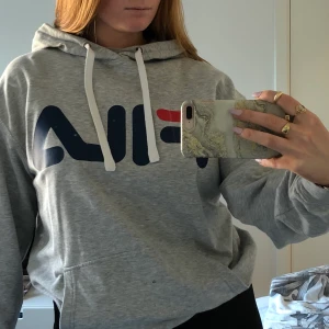 Fila hoddie - Super skön fila hoddie, som är oversized. Använd få tal gånger och i bra skick. Skriv gärna privat för bättre bilder samt beskrivning.