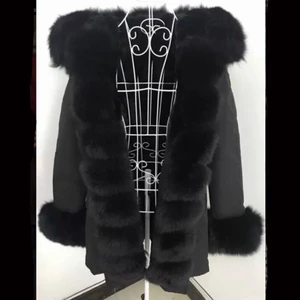 Fatima parka  - Säljer min jätte fina Parka pälsjacka som jag fick i julklapp förra året och som har blivit för stor för mig. Äkta päls och går att sära på jackan i flera delar därför är pälsen avtagbar. Det går även att dra åt i midjan för mer figursydd form. Storlek L men passar M också. Jackan är i väldigt bra skick eftersom jag inte använt den så mycket och ligger på runt 4000 kr i original pris. Kommer tyvärr inte kunna gå ner i pris.