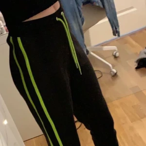 Mjukisbyxor  - Mjuka varma mysiga byxor med gröna detaljer i bra skick. Rätt höga i midjan som man ser på sista bilden. Endast testade och säljer eftersom nt använder. 40kr +frakt (från boohoo) jag är 170