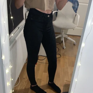 Jeans - Svarta jeans från ginatricot. Modell Molly i storlek M å passar bra på mig som har 36 vanligtvis. Inte så använda så bra skick 150kr +frakt (jag är 170)