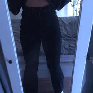 Utsvängda jeans  - Ett sjukt snyggt par svarta, utsvängda jeans. Använda ett fåtal gånger och i fint skick. Säljer pga dem är för stora i midjan på mig. Lappen är avklippt men skulle tippa på strl 34/36. Frakten kostar 66kr och ingår INTE i priset nedan (tar bara swish).