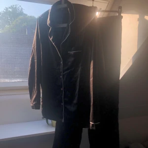 Silke pyjamas - Säljer detta supersköna och fina sättet!! Använd få gånger! Skriv i meddelande om ni vill ha fler bilder eller är intresserade!! Frakt tillkommer💞💗