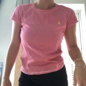 ralph lauren - fin randig t-shirt från polo ralph lauren. superfin passform och passar till mycket!💛