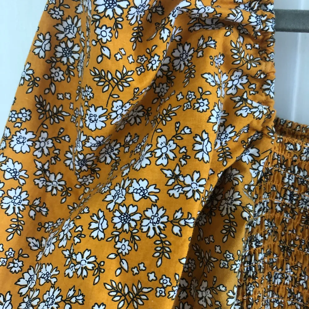 Super fin orange/gul klänning med Blom mönster. Den sitter super fint och skönt. Passar alla storlekar . Klänningar.