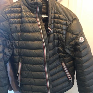 Moncler Daniel jacka  - Fin moncler Daniel jacka i storlek 3 (medium). Nypris 7500kr