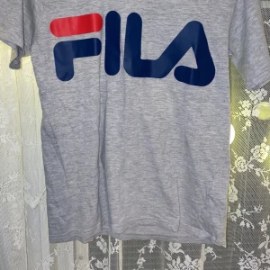 Fila t-shirt - Grå fila t-shirt• frakt ca 44kr 