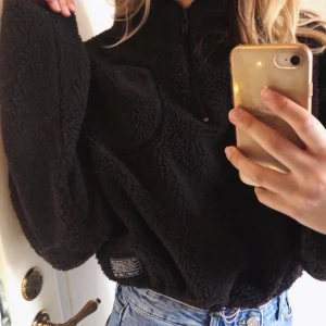 Teddytröja med dragkedja - Mörkbrun teddytröja med dragkedja upptill från Urban Outfitters, typ aldrig använd så jättefint skick! Storlek M, men passar även S om man vill ha den lite oversize. Frakt 63kr🤎