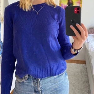 Blå stickad tröja - Så fin blå stickad tröja som tyvärr inte kommer till användning. Jättenice till hösten och så fint skick, buda från 100kr