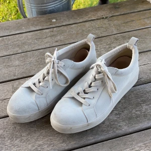 Mockaskor - Skor ifrån Bianco i mocka. Färgen är beige liknade❣️ använd endast några gånger men har fått lite märken som ni ser på bilden💕eftersom det är mocka så blir det lätt märken. Köparen står för frakt💖