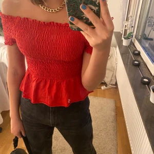 Röd offshoulder topp - Skitsnygg röd offshoulder topp med volang som formar jättefint! Fungerar till alla tillfällen beroende på om du klär upp eller klär ner plagget. Kommer tyvärr inte till användning längre, men är i toppenskick. Pris är exklusive frakt, Kram☺️