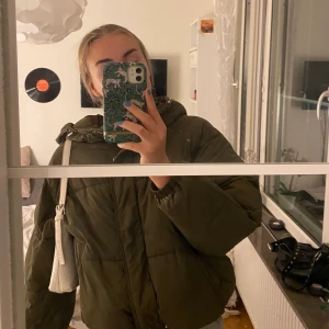 Zara pufferjacket - En varm och snygg pufferjacket från Zara. Köpt hösten 2018 men sparsamt använd och inga skador. Kontakta mig för fler bilder. Skön, varm och trendig nu i höst och vinter. Pris är exlusive frakt💕 Kram.