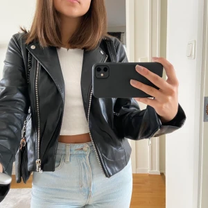 Skinnjacka - Skinnjacka från H&M i storlek 36, jackan är bara använd några gånger så skicket är som en ny. Köpt för 400kr. Säljer eftersom den inte kommer till användning längre🤍