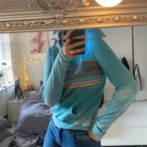 Blå hoodie me ”slitningar” 💞 200kr inklusive frakt. St XXs men jag är en S😁