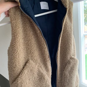 Teddy väst - Säljer en mysig Teddy väst från Zara kids storlek 13-14 men passar mig som är en xs/s perfekt till hösten och super mysig 
